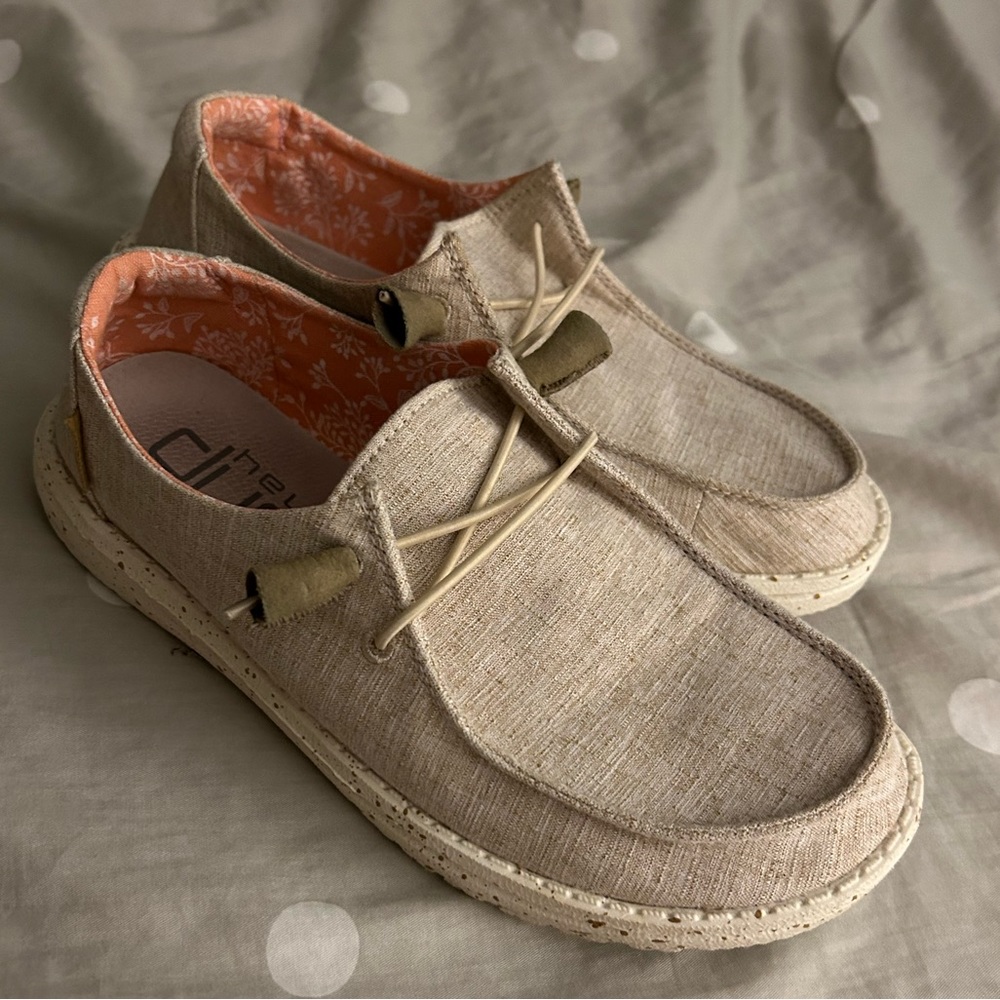 Women’s Hey Dudes size 7 excellent condition